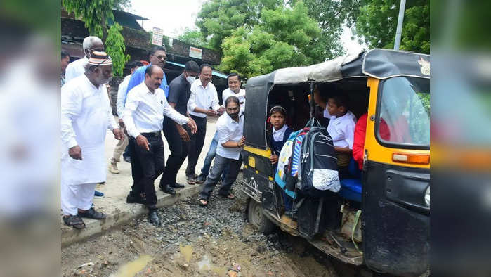 माजी मंत्री नितीन राऊतांचा रिक्षाला धक्का