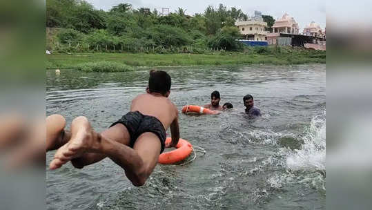 चंद्रभागेत दोघा भावांच्या गटांगळ्या, बुडताना एकमेकांना घट्ट मिठी; अखेरच्या क्षणी चमत्कार