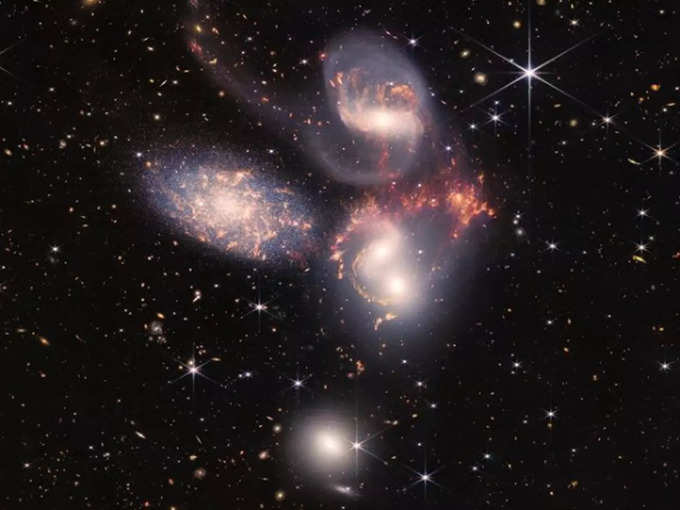 पांच आकाशगंगाएं एक साथ आईं नजर