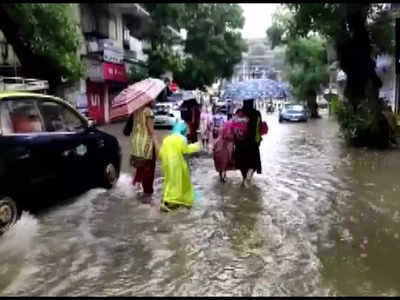 Mumbai Rain Live: मुंबई में भारी बारिश से कई इलाकों में जलजमाव, वसई में लैंडस्लाइड, 4 रेस्क्यू, दो लोगों की मौत 