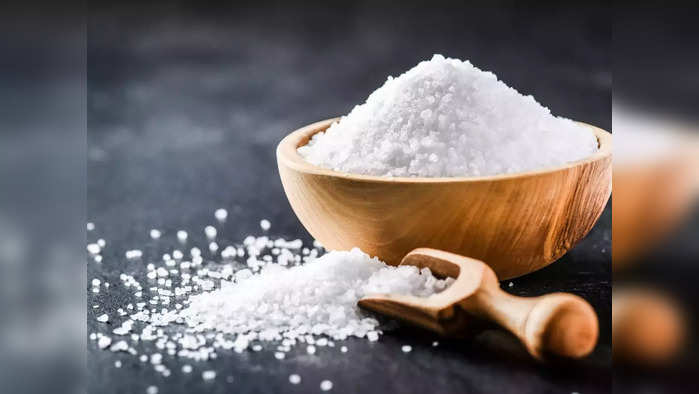 Extra Salt on Food : पदार्थावर वरून मीठ टाकून खाणं मृत्यूला देईल आमंत्रण, अभ्यासात सर्वाधिक धोका असल्याचं उघड