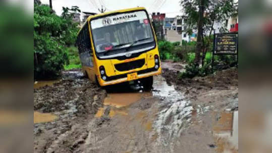 सातारा नव्हे; चिखलवाडी,बस फसल्या, दुचाकी घसरल्या