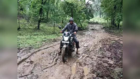 सलाम! मुसळधार पाऊस, रस्त्यात चिखल; तरीही गर्भवतीसाठी १७ किमी बाईकवरून गेले डॉक्टर