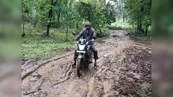 डॉक्टरांचा भरपावसात १७ किमी प्रवास