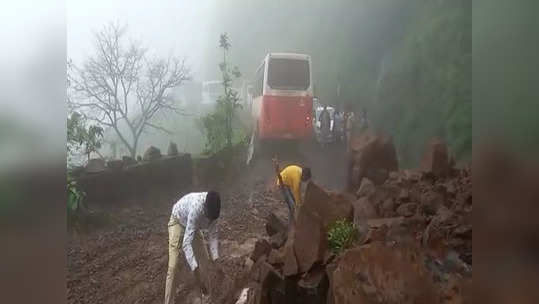 कोकण-पश्चिम महाराष्ट्राला जोडणाऱ्या अणुस्कुरा घाटात दरड कोसळली, वाहनचालकांचे पाच तास हाल