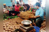 Market Price Today: বাজারে অনেকটা সস্তা সবজি! একদামে বিকোচ্ছে বেগুন, টমেটো