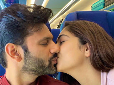 राहुल वैद्यची दिशाबरोबर रोमँटिक डेट, विमानात किस करतानाचे Photo झाले Viral 