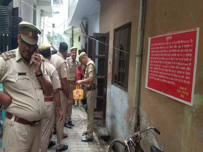 Meerut Crime: मेरठ के कबाड़ी की करोड़ों की संपत्ति जब्‍त, गाड़ियां चोरी करके उन्‍हें काटकर बेचता था