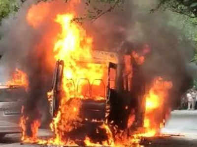 स्कूल बस में आग: ड्राइवर ने दिखाई फुर्ती, धुआं उठते ही उतार दिए थे सभी बच्चे, नहीं तो हो सकती थी अनहोनी 