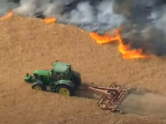 Wildfire Britain : पड़ोसी को बचाने के लिए जलते हुए खेत में कूदा किसान! ट्रैक्टर से रोका आग का रास्ता, रोंगटे खड़े कर देगा वीडियो 