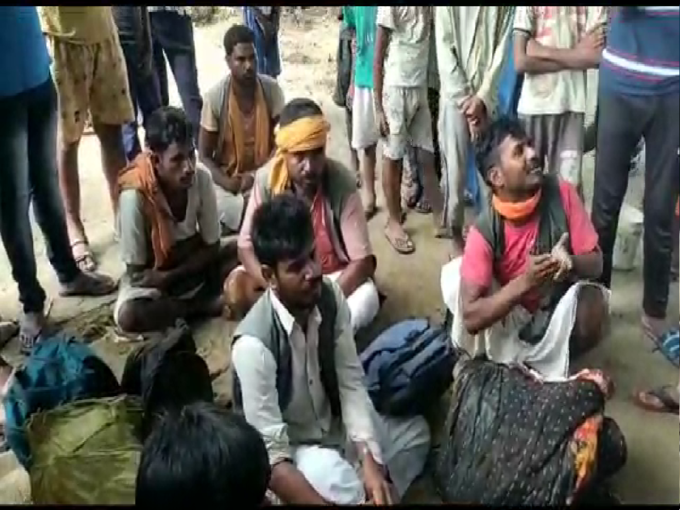बिहार : साधु के वेश में पकड़े गए छह मुस्लिम युवक, हाजीपुर में बसहा बैल लेकर  कर रहे थे भिक्षाटन, कहीं साजिश तो नहीं? - bihar six muslim youths caught in  guise