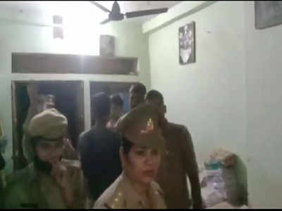 Kaushambi News: बंद कमरे में मिली महिला सिपाही की लाश, पुलिस ने दरवाजा तोड़ कर फंदे से उतारा शव, शादी की चल रही थी तैयारी 
