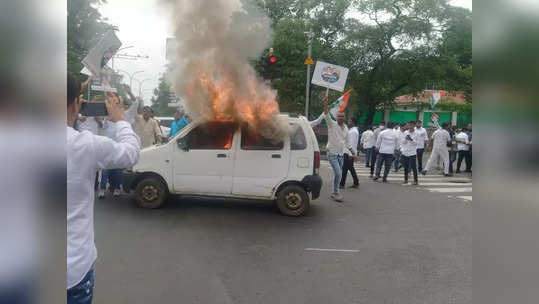 नागपूरमध्ये आंदोलनादरम्यान राडा, काँग्रेस कार्यकर्त्यांनी जीपिओ चौकात पेटवली कार