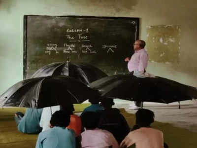 MP School: सिवनी में छत के नीचे छाता लगाकर पढ़ाई कर रहे छात्र, कांग्रेस बोली- शिवराज सरकार की यह वास्तविकता