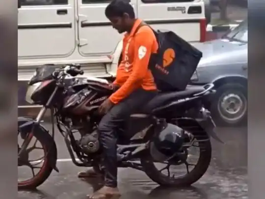 ડિલિવરી બોય વરસાદની રાહ જોઈ રહ્યો છે