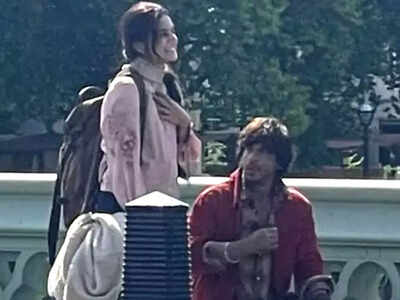 Dunki: डन्की में ऐसा है शाहरुख खान और तापसी पन्नू का लुक, लंदन में शूटिंग करते हुए सेट की फोटो हुई लीक 