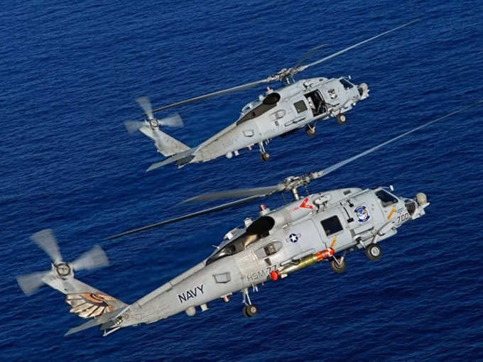 समुद्र में उड़ना फ्रिगेट है एमएच-60 हेलीकॉप्टर