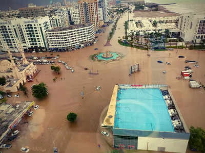 Middle East Rain : यूरोप में आग तो रेगिस्तानों में बाढ़... UAE में बारिश ने तोड़ा 27 साल का रेकॉर्ड, झुलसाने वाला कतर भी डूबा! 