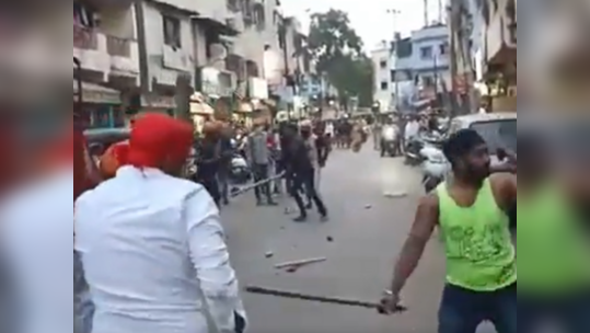 Pune Crime: पुण्यात २ गटांमध्ये वाद; भरस्त्यात फ्री स्टाईल हाणामारीचा Video व्हायरल