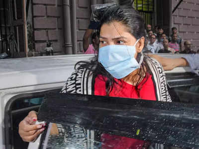 Arpita Mukherjee: अर्पिता मुखर्जी के फ्लैट पर फिर जांच के लिए पहुंची ईडी, सीसीटीवी फुटेज खंगाले, ड्राइवर से भी पूछताछ 