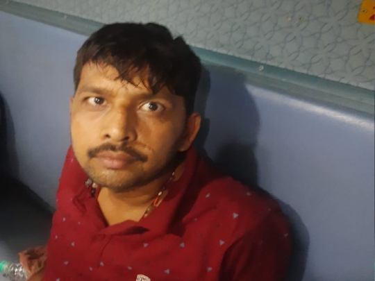 चलती ट्रेन से पकड़ा गया 50 हजार का इनामी अपराधी, पटना STF ने बेगूसराय के बदमाश को बक्सर में पकड़ा 
