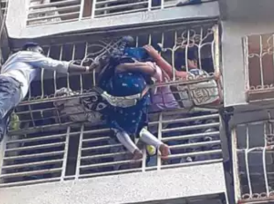 Mumbai News: चक्कर खाकर पांचवी मंजिल से गिरी, 30 मिनट तक झूलती रही... आखिरकार बच गई जान 