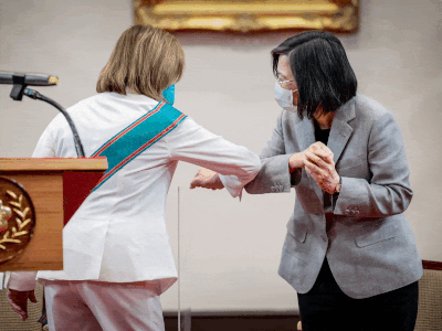 Nancy Pelosi Taiwan Visit: एल्‍बो बंप, मुट्ठी भींचना... नैंसी पेलोसी की वो तस्‍वीरें जिनसे बिलबिला उठा चीन 