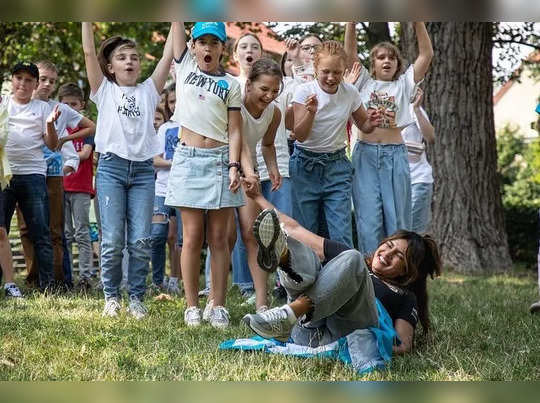 Priyanka Chopra In Poland: प्रियंका चोपड़ा से मिलकर खिलखिला उठे यूक्रेन के रिफ्यूजी बच्चे, देखें एक्ट्रेस की यादगार फोटोज 