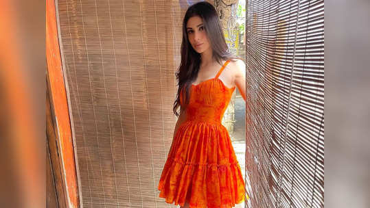 Mouni Roy : ऑरेंज ड्रेसमध्ये मौनी रॉयचा जबदस्त लूक, चाहते म्हणतात 'केसरिया इश्क'