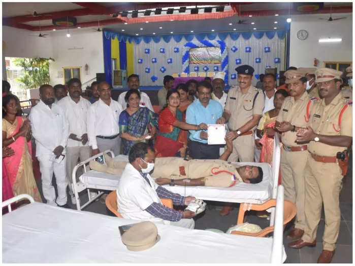 Narsampet police donating blood