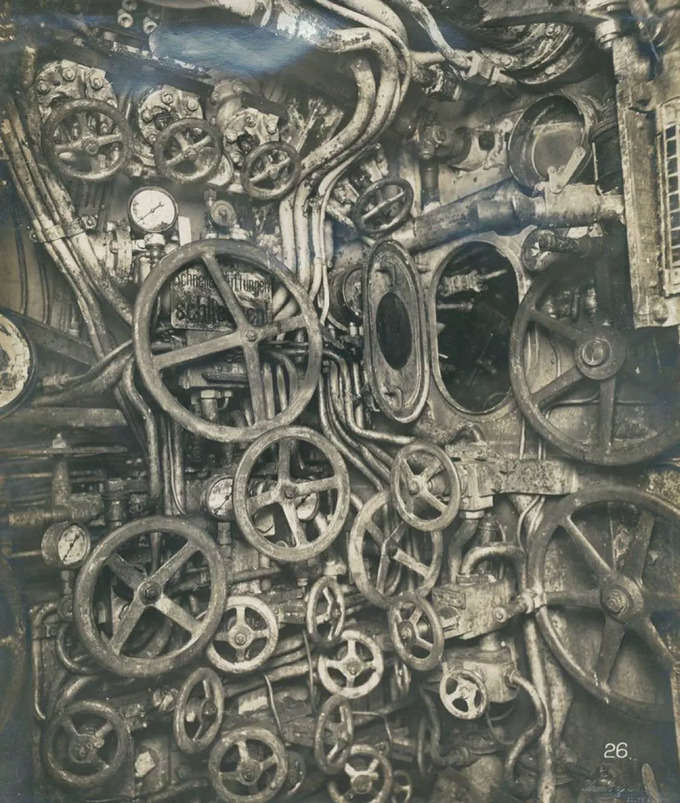 1918లో జర్మనీకి చెందిన UB-110 సబ్‌మెరైన్ లోని కంట్రోల్ రూమ్. ఎంతో అనుభవం ఉంటే తప్ప ఏ వీల్ దేనికో తెలియదు