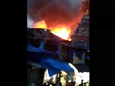 Mumbai Fire: मुंबई में सिलिंडर फटने से झुग्गियों में आग, रे रोड पर बड़ी संख्या में पहुंची फायर ब्रिगेड की गाड़ियां 