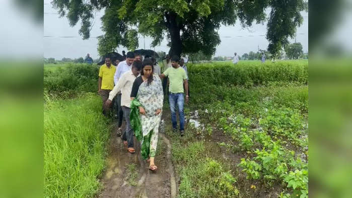 परभणीत ढगफुटी सदृश्य पाऊस, भाजप महिला आमदार चिखल तुडवत शेतकऱ्याच्या बांधावर