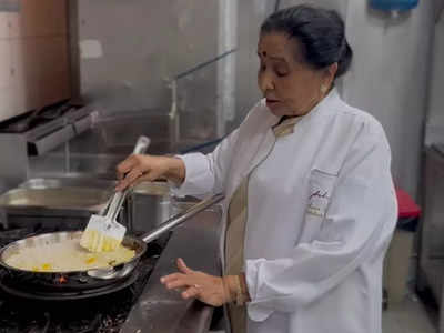 Asha Bhosle Video: आशा भोसले ने अपने दुबई के रेस्ट्रॉन्ट के किचन से शेयर किया वीडियो, खुद बनाती दिख रहीं खाना 
