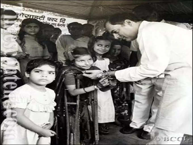 एक दिव्यांग बच्ची के हाथों राखी बंधवाते पूर्व प्रधानमंत्री राजीव गांधी