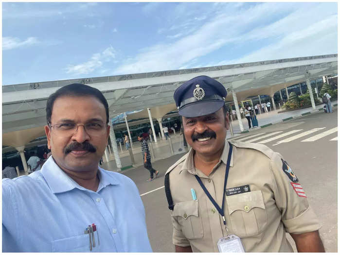 Ex JD of CBI taking selfie with constable