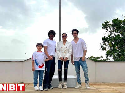 Shahrukh Khan: देश के राष्ट्रध्वज को शाहरुख खान का सलाम, लहराते तिरंगे के सामने परिवार के साथ खड़े दिखे ‘पठान’ 
