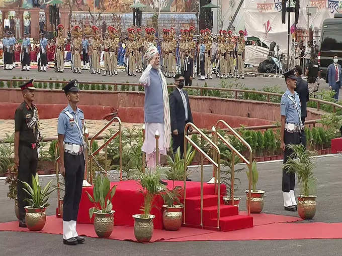 भारत के राष्टीय ध्वज को सलामी देते प्रधानमंत्री नरेंद्र मोदी