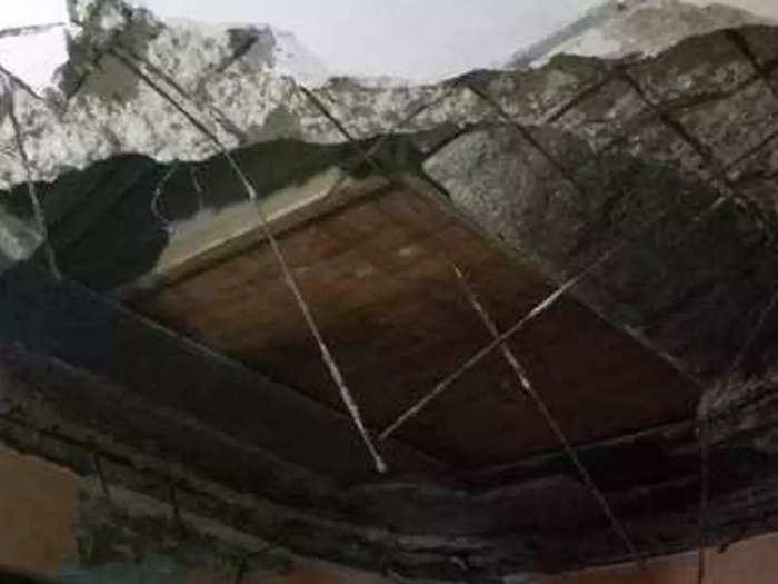 in mulund, two elderly couple died after part of the roof of a building collapsed