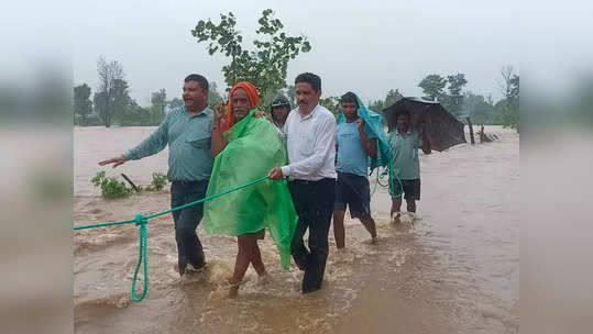 बाहेर मुसळधार पाऊस; घराला पुराचा वेढा; कृषी सहाय्यक व तलाठी शेतकऱ्यासाठी ठरले देवदूत!