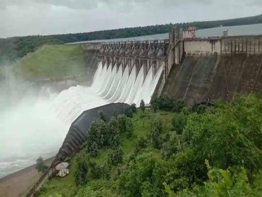 Madikheda Dam Gates Opened: शिवपुरी में भारी बारिश से बिगड़े हालात, मड़ीखेड़ा बांध के सभी दस गेट खोले गए 