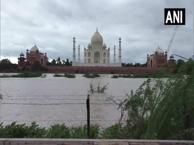 ताज महल तक पहुंचा बारिश का पानी