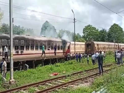 Katni: वॉशिंग एरिया में खड़ी ट्रेन की बोगियों में अचानक लगी आग, धू-धू कर जल गए दो कोच