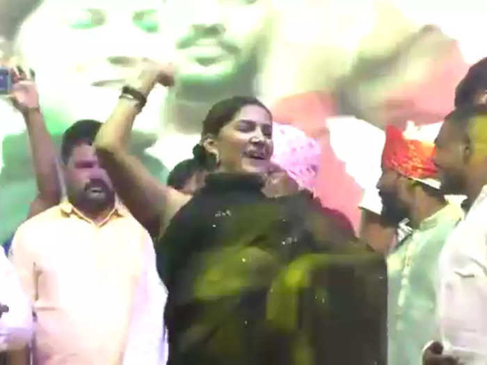 Bidkars made a huge crowd to watch Sapna Chaudhary&#39;s dance