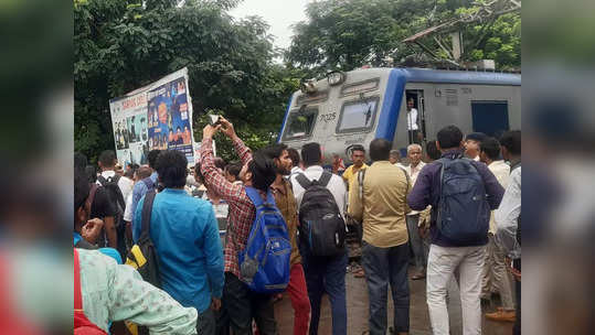 कळवा कारशेडची एसी लोकल प्रवाशांनी रोखली; कारशेडमधून प्रवासाचा मार्ग बंद झाल्याने असंतोष, पोलिसांकडून लाठीचार्ज