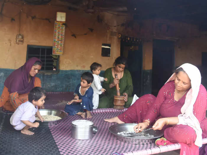 life of hindu refugees in delhi hindu refugees of delhi living in same conditions like rohingya refugees