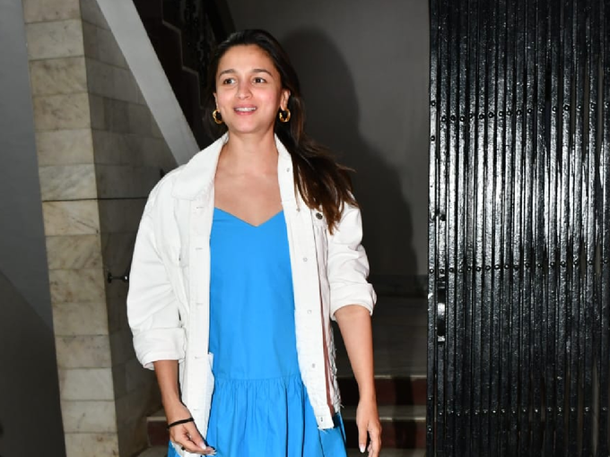 Alia Bhatt Pregnancy Photo: शॉर्ट ब्लू ड्रेस में आलिया भट्ट ने छिपाया बड़ा सा बेबी बंप, फेस पर दिखा प्रेग्नेंसी ग्लो, देखे तस्वीरें 1 navbharat times