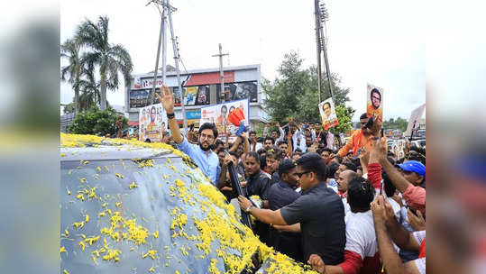 ठाकरेंना एकटं पडू देऊ नका, सांभाळून घ्या, गुलाबरावांच्या मतदारसंघात आदित्य भावुक