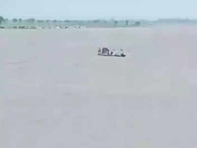 UP News: बलिया टोंस नदी में डूबी नाव, 6 लोग थे सवार, चार तैरकर निकले, दो लोगों के डूबने की आशंका 