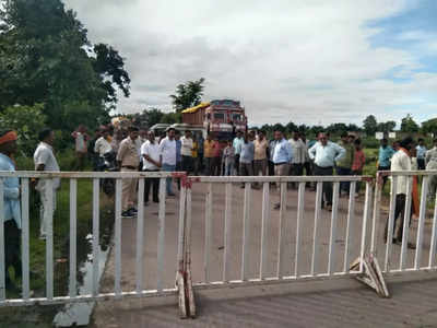 Tikamgarh : टीकमगढ़ में धसान नदी उफान पर, छतरपुर और सागर से टूटा संपर्क, पुल के 2 फीट ऊपर से बह रहा पानी